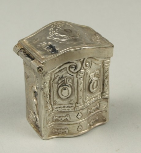 Zilveren loddereindoosje in de vorm van een kabinet